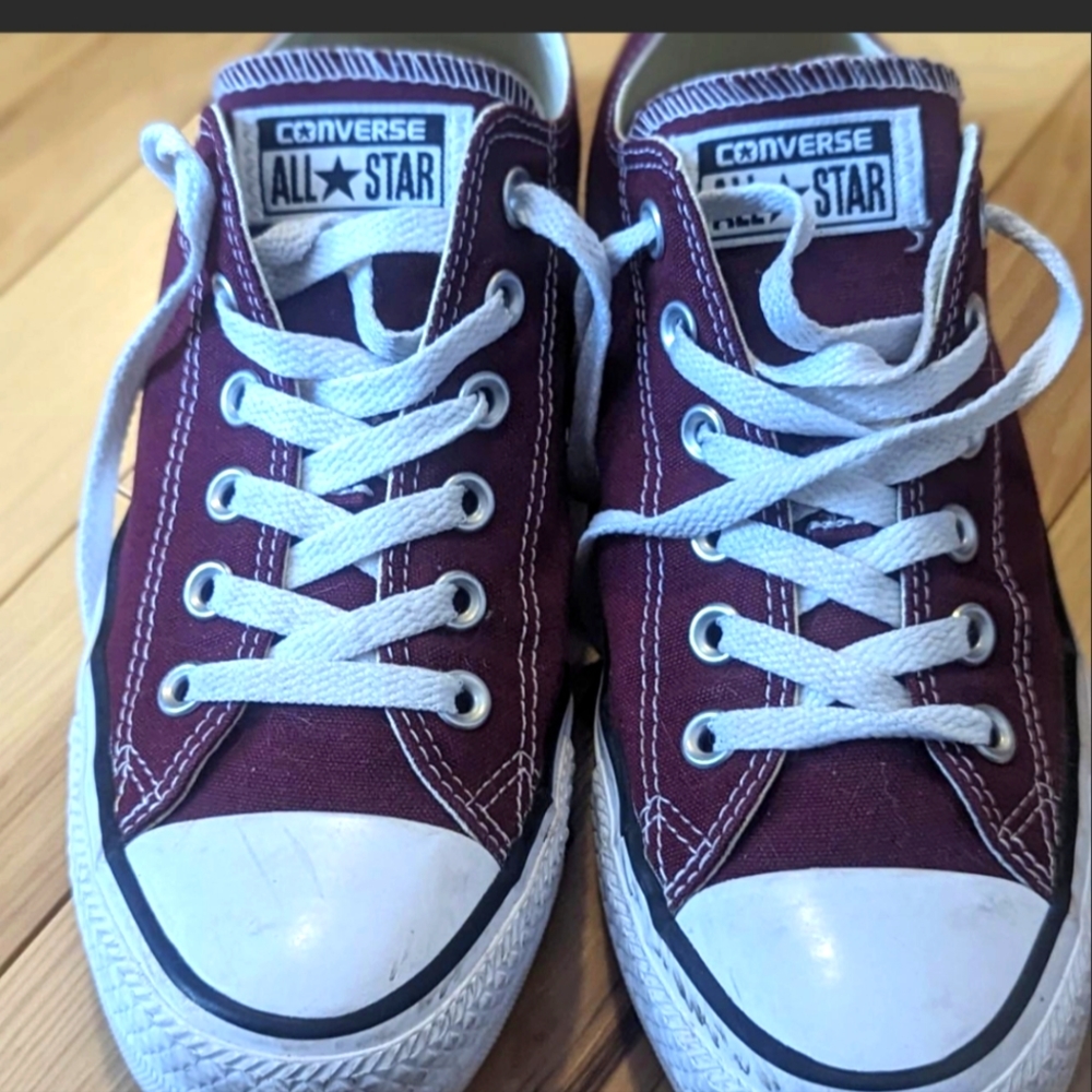 Converse Burgundy Low Top Women's SZ 8